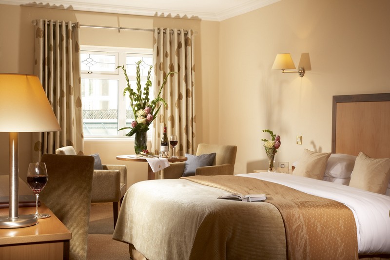 http://xaydung.jcapt.com/img1/store/phongngu/1209722801Ashdown_Park_Hotel_Bedroom.jpg